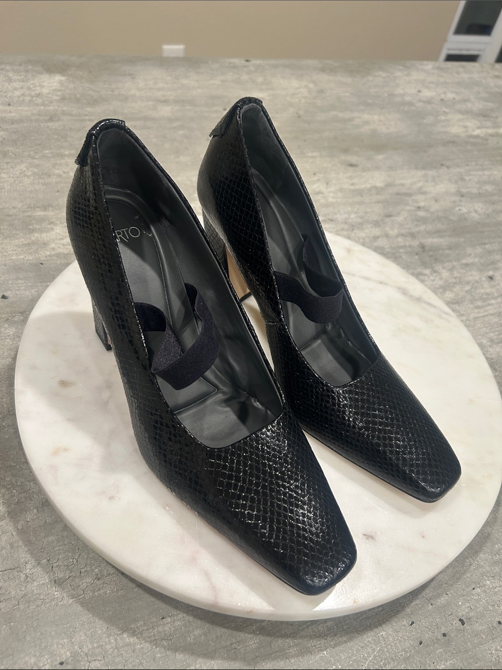 SARTO By Franco Sarto Black Textured Pointed-Toe Pumps with Elastic Strap SZ 8.5